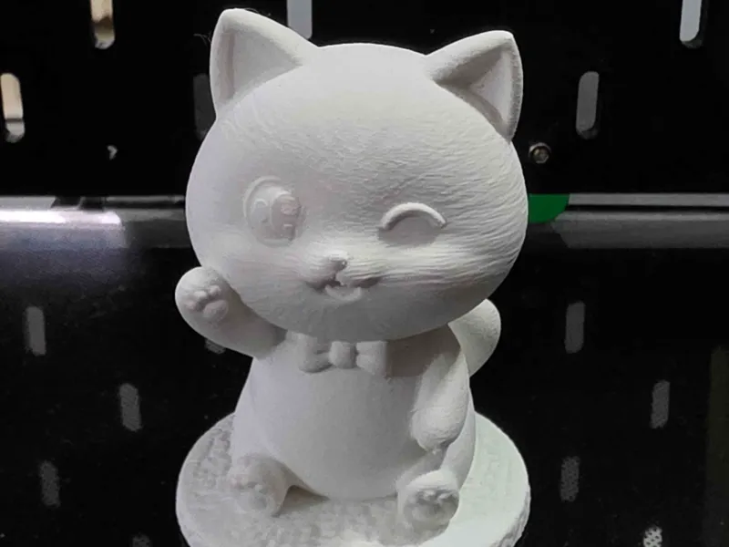 Petit chat porte-bonheur qui lève la patte
