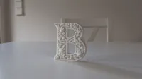 Lettre B décorative sur socle, style plâtre floral — photo 1