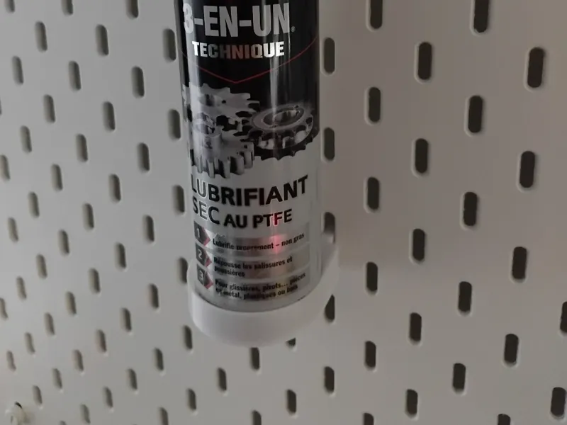 support pour aerosol type wd40 compatible "skadis"