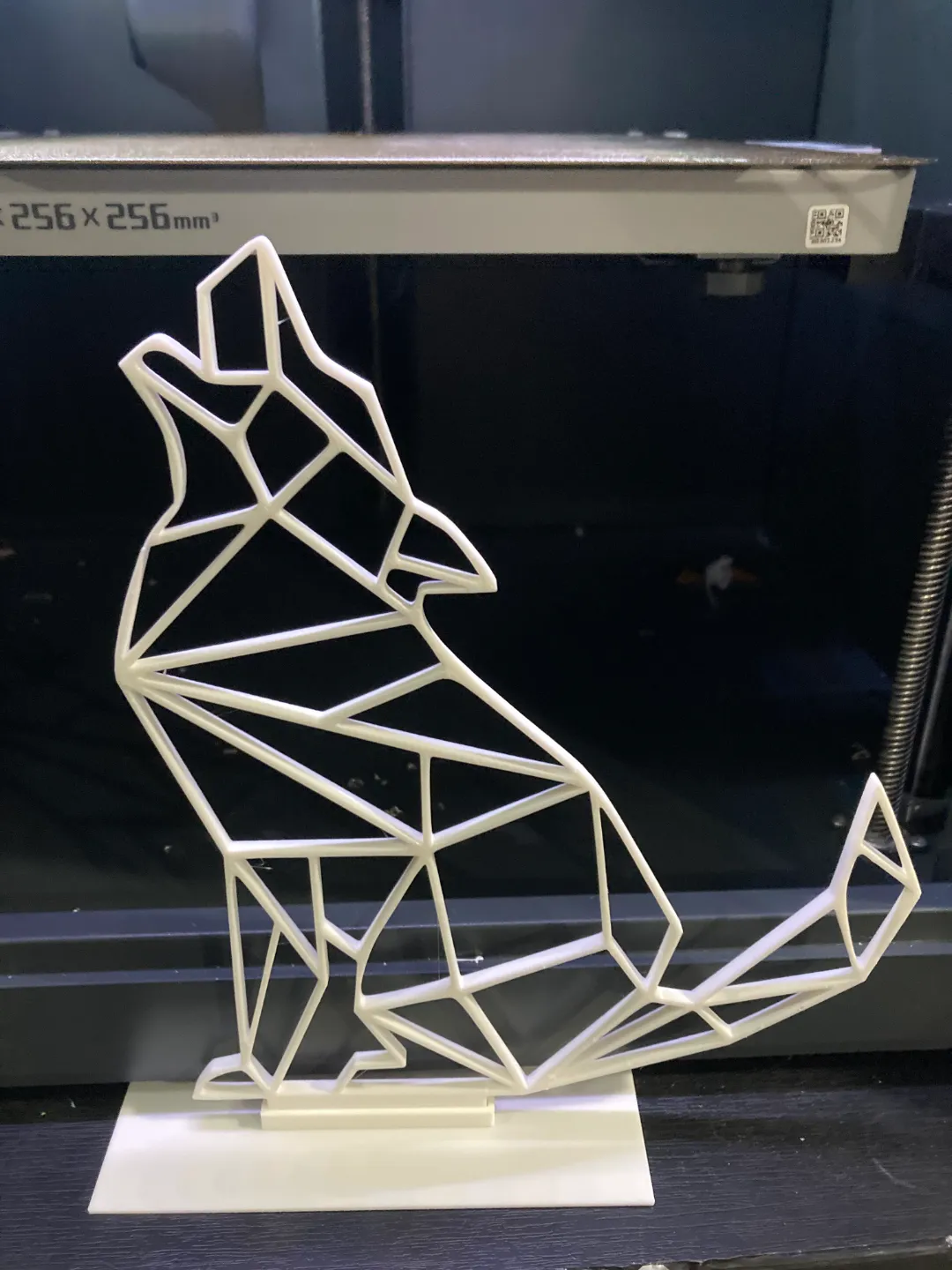 Loup low poly avec socle