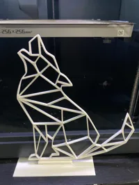 Loup low poly avec socle — photo 1