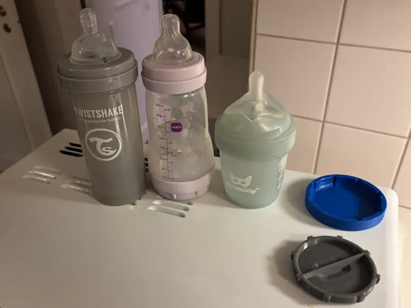 One handed tightening of baby bottle cap
