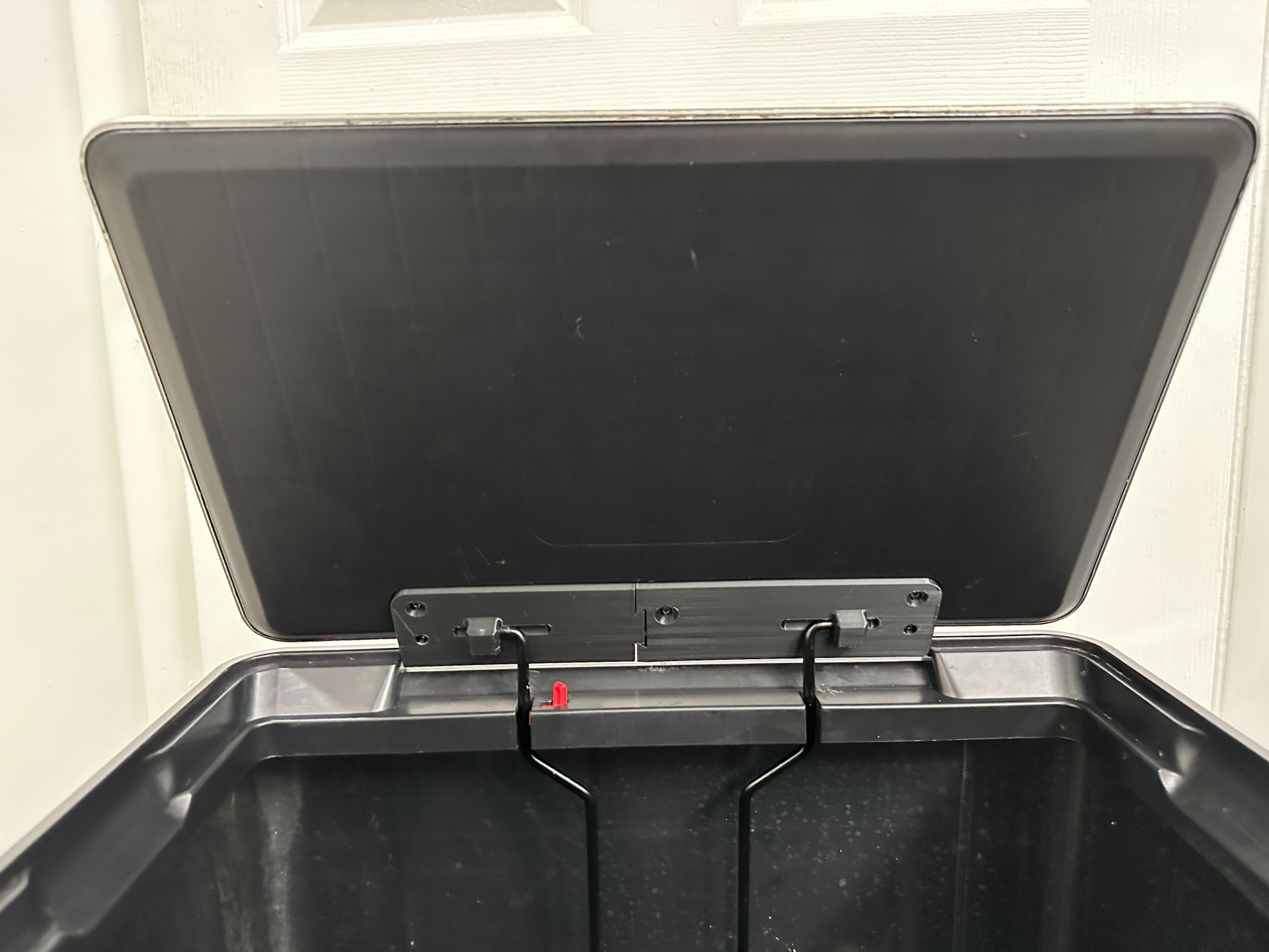 Rubbermaid Elite Trashcan Lid Hinge (2112520)