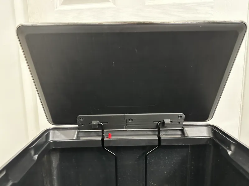 Rubbermaid Elite Trashcan Lid Hinge (2112520)
