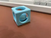 Cube avec bille à l'intérieur — photo 1