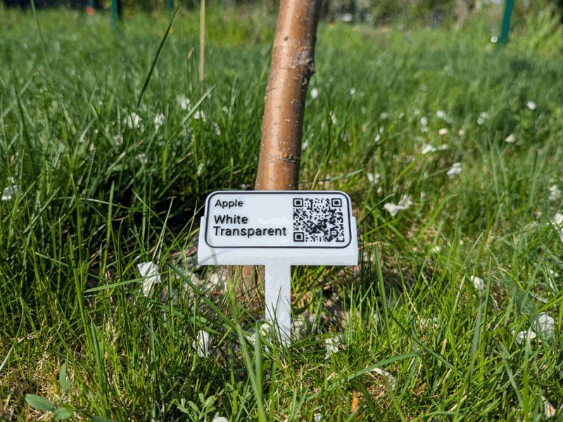 Customizable plant label with QR code