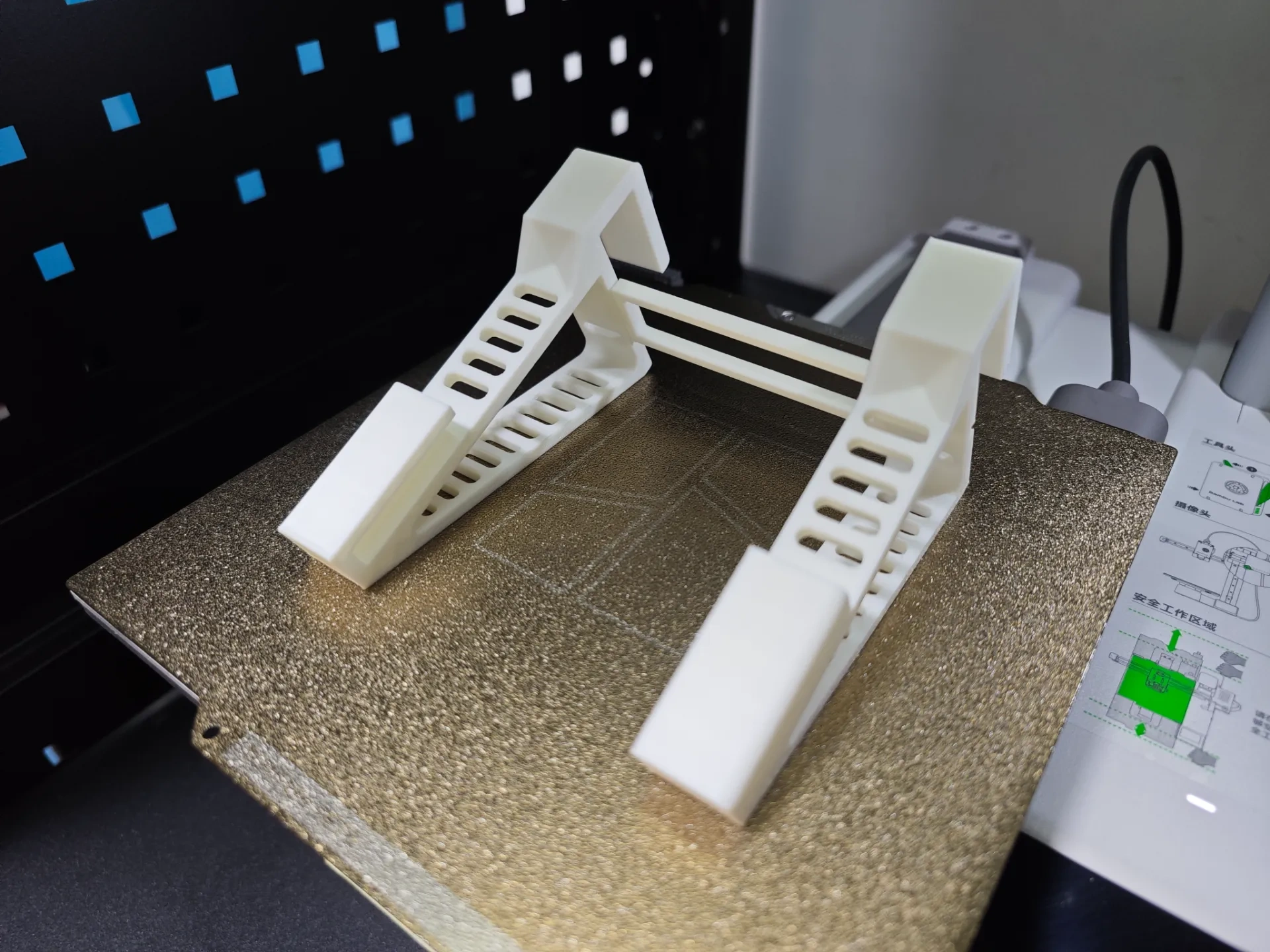 Miniatura 1 do modelo 3D 桌边镂空杯架（省料，无胶、无五金件）