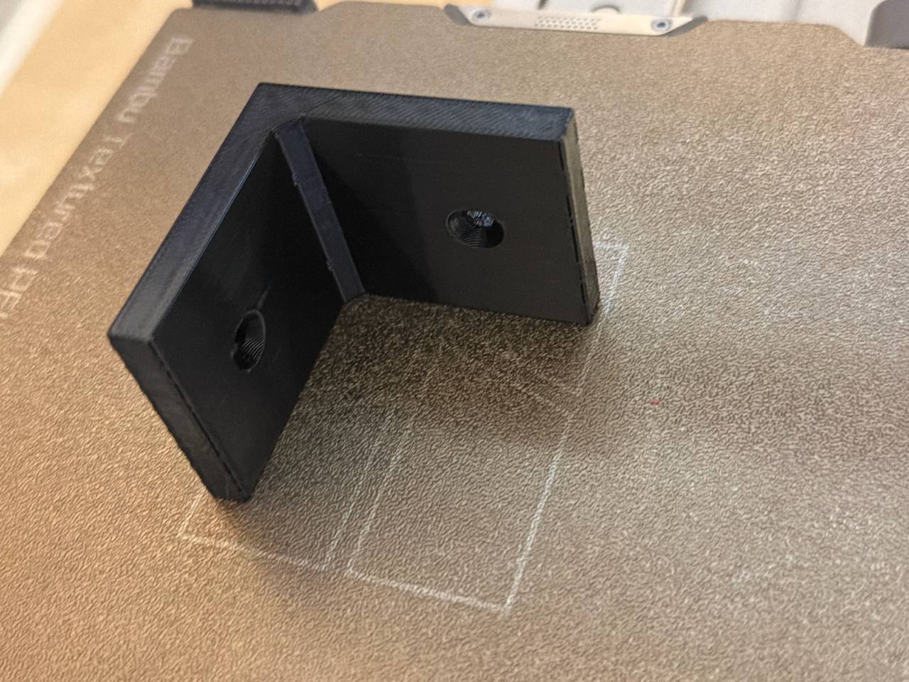Miniatura 2 do modelo 3D Parameterized L-Bracket with Countersunk Holes
