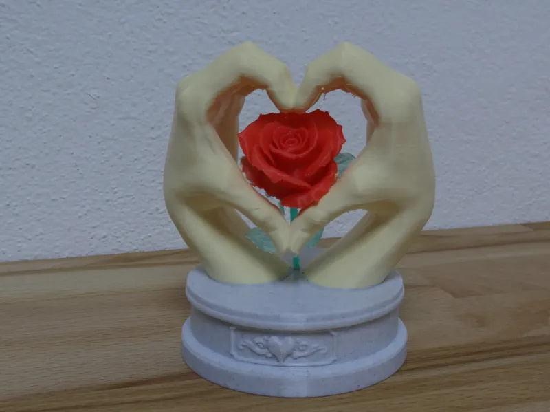 Handherz mit roter Rose auf Sockel Sukulptur