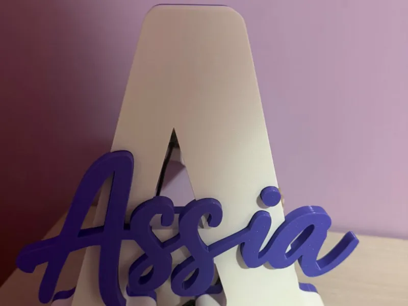 Lampada a forma di lettera A con nome Assia