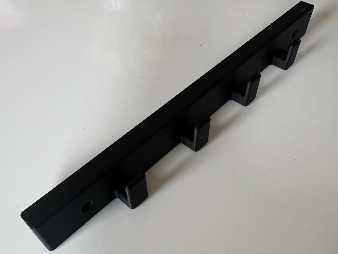 Small hanger with four hooks