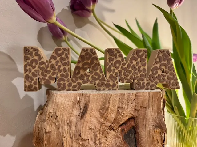 „Mama" – dekorativer Schriftzug im Leoparden-Look