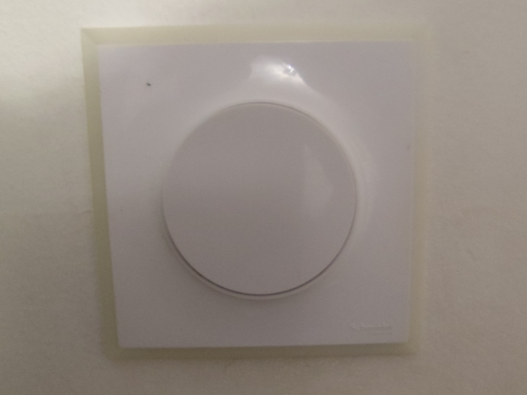 Contour Interrupteur phospho Legrand Doxie simple.