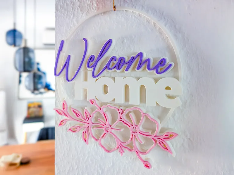 Welcome Home Sign - Türdeko mit Blumenakzent