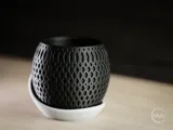 Минималистична саксия с поставка