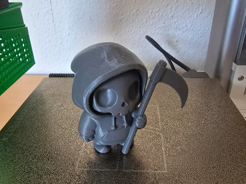 Kleiner Sensenmann im Hoodie