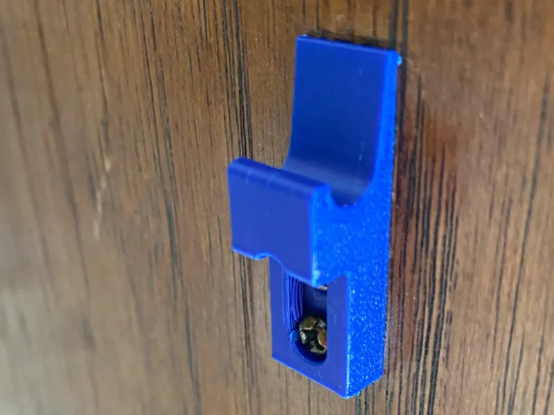 Latch plate for roller door latch