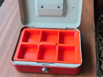 Coin insert with handle, for small cash boxes
