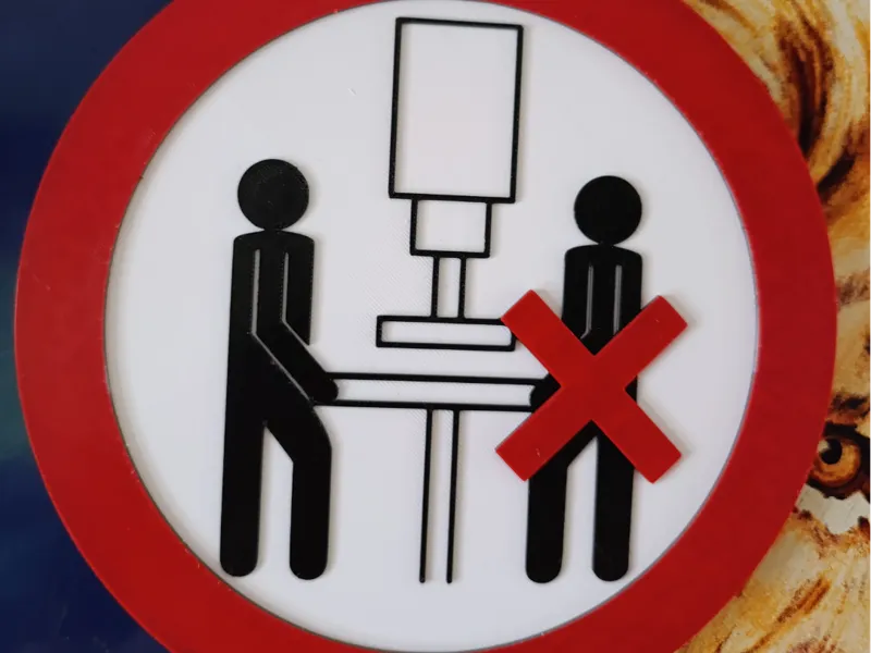 Verbotsschild Nur ein Maschinenbediener (ISO 7010)