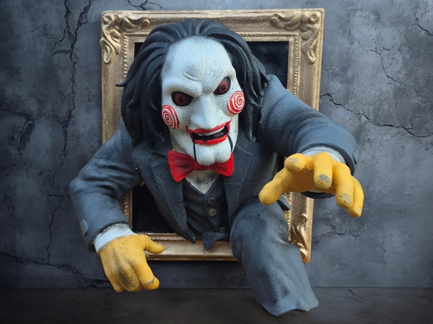 Бюст в фоторамке SAW – подписывайтесь, чтобы узнать больше!