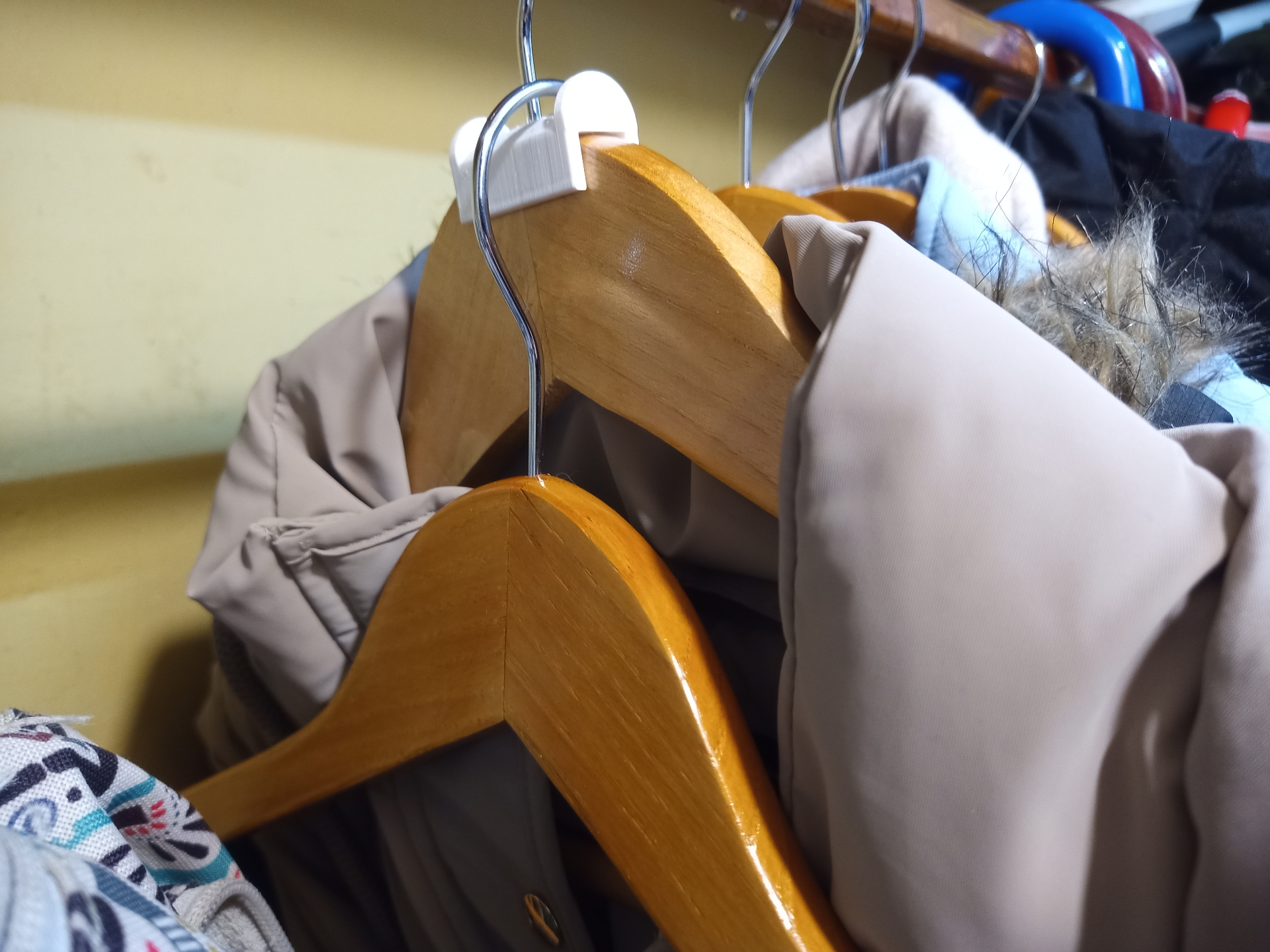 Compact Hanger Cascade Connector Clip