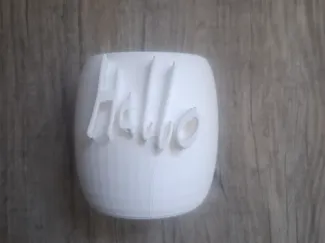 Halter mit Hello Schriftbezug