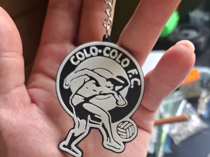 Llavero del primer escudo de Colo-Colo