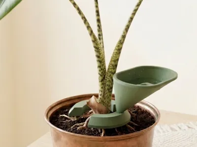 Plant stake and 100mL water reservoir