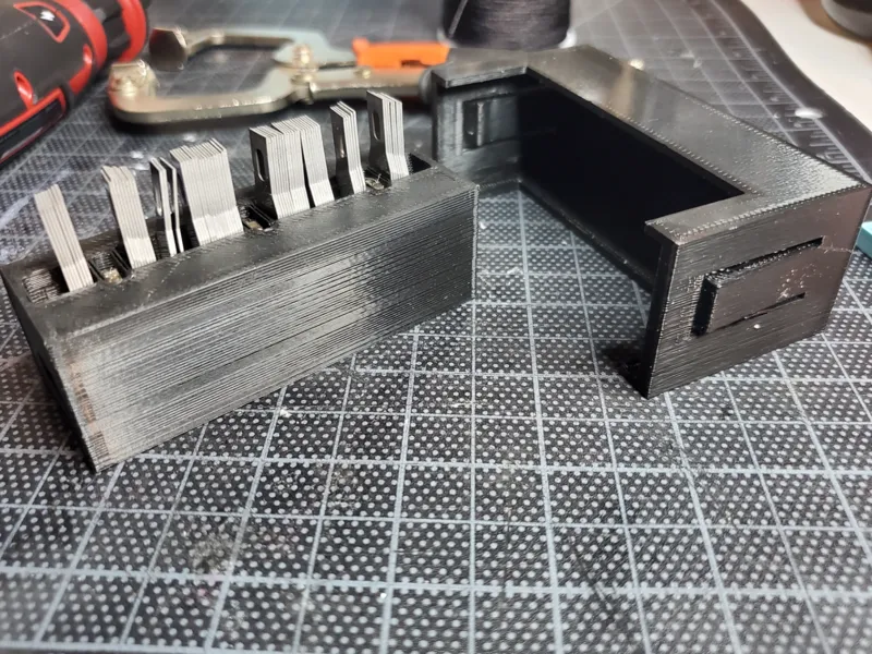Spill-proof Magnetic Hobby Blade Storage Box