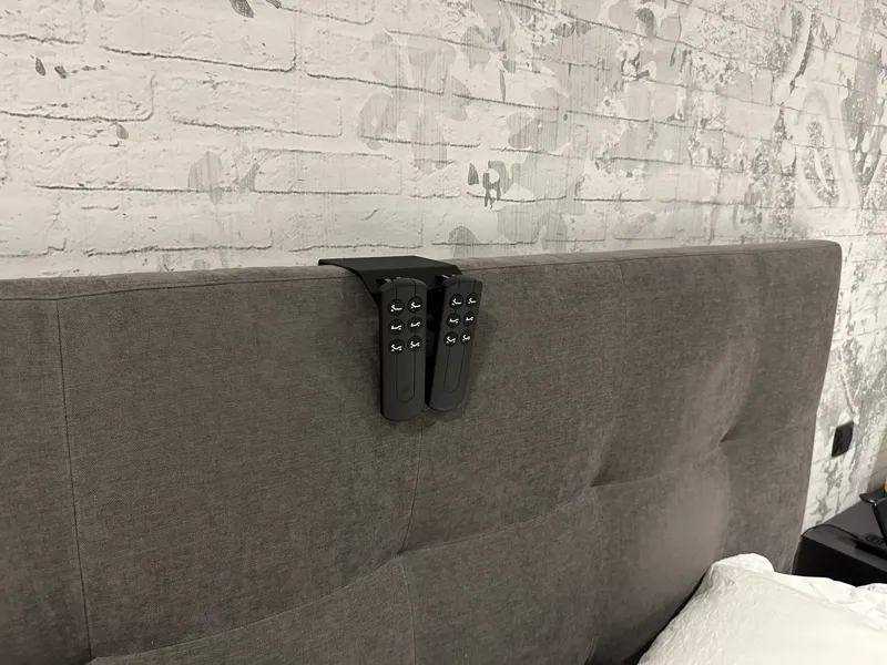 Holder for reclining bed remote controls - Suport per a comandament a distancia de llits reclinables
