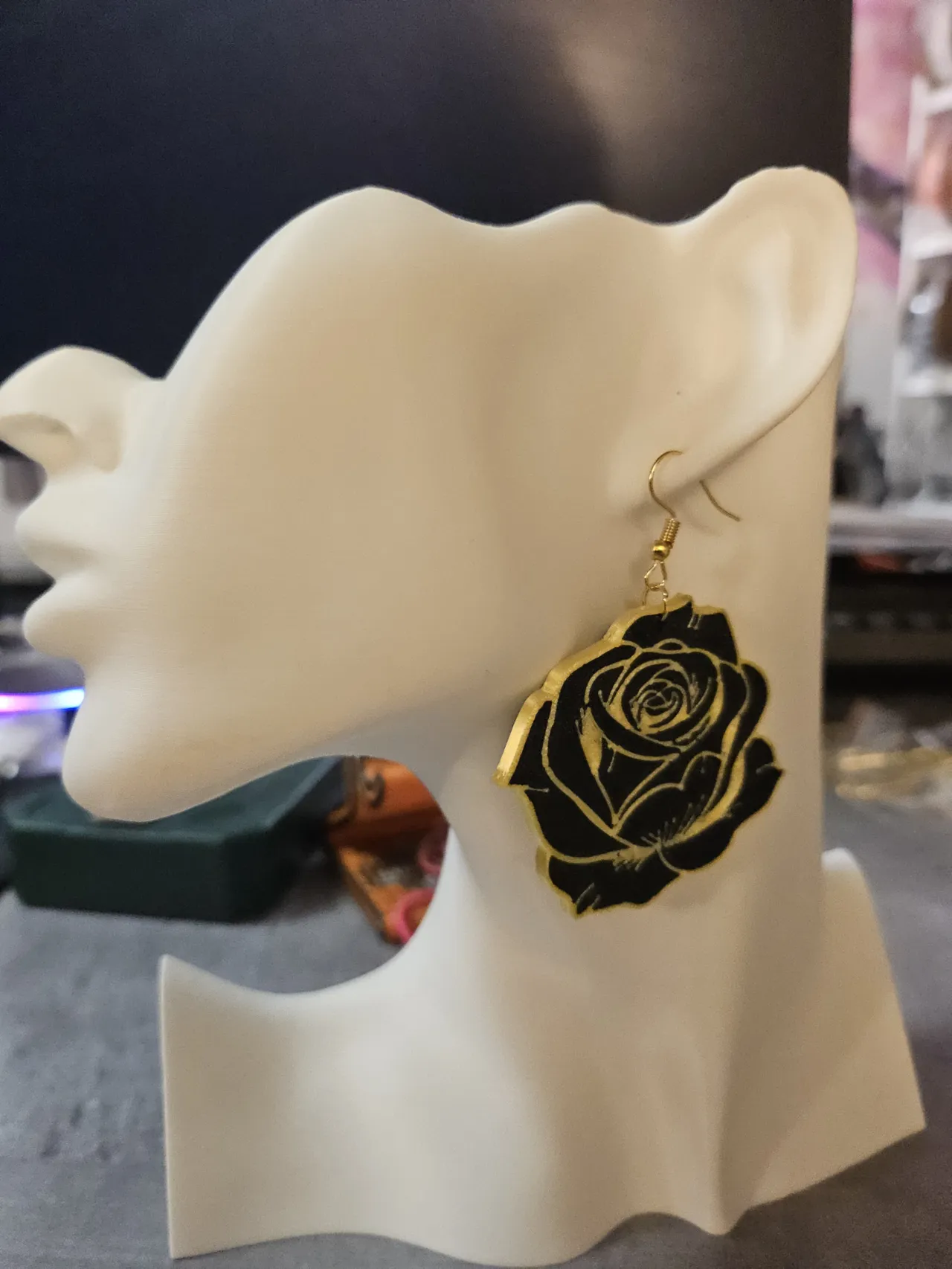 boucle d oreille rose or et noir view 3