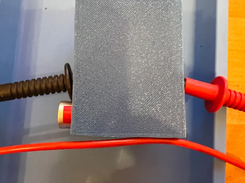 Halter zum Testen von 4 AA Batterien