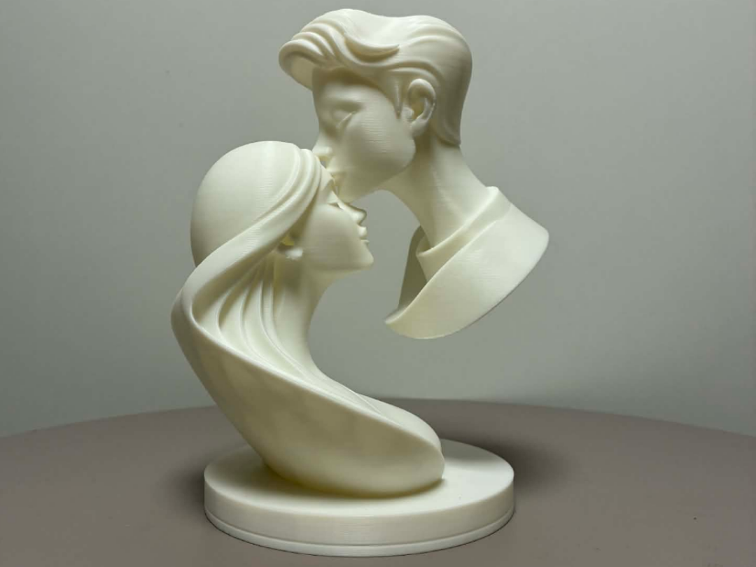 The Kiss - Modern minimalist sculpture