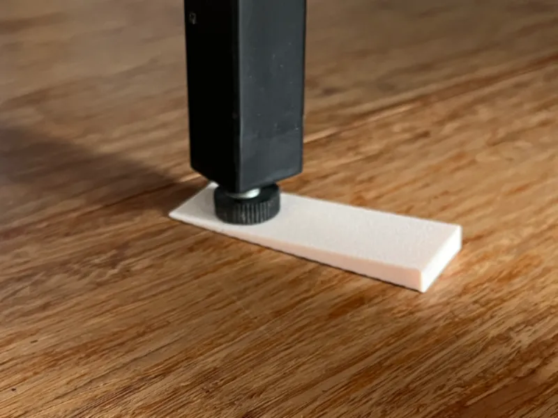 Wobbly table wedge
