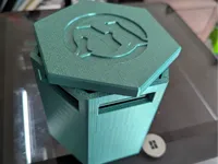 Boîte hexagonale améliorée pour deck Commander MTG (2 decks sous pochettes) — photo 1