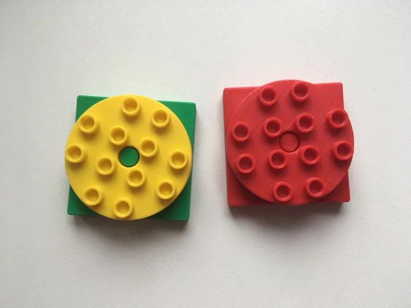 DUPLO-compatible turntable