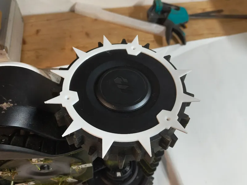 MAMMOTION YUKA mini robotic lawnmower spikes