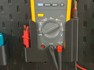 Skadis multimeter holder for Fluke 223