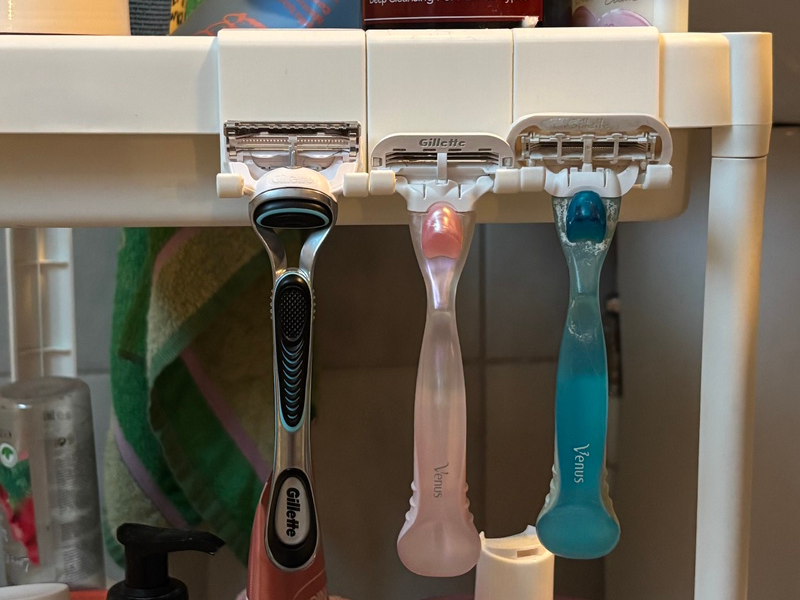 Razor holder