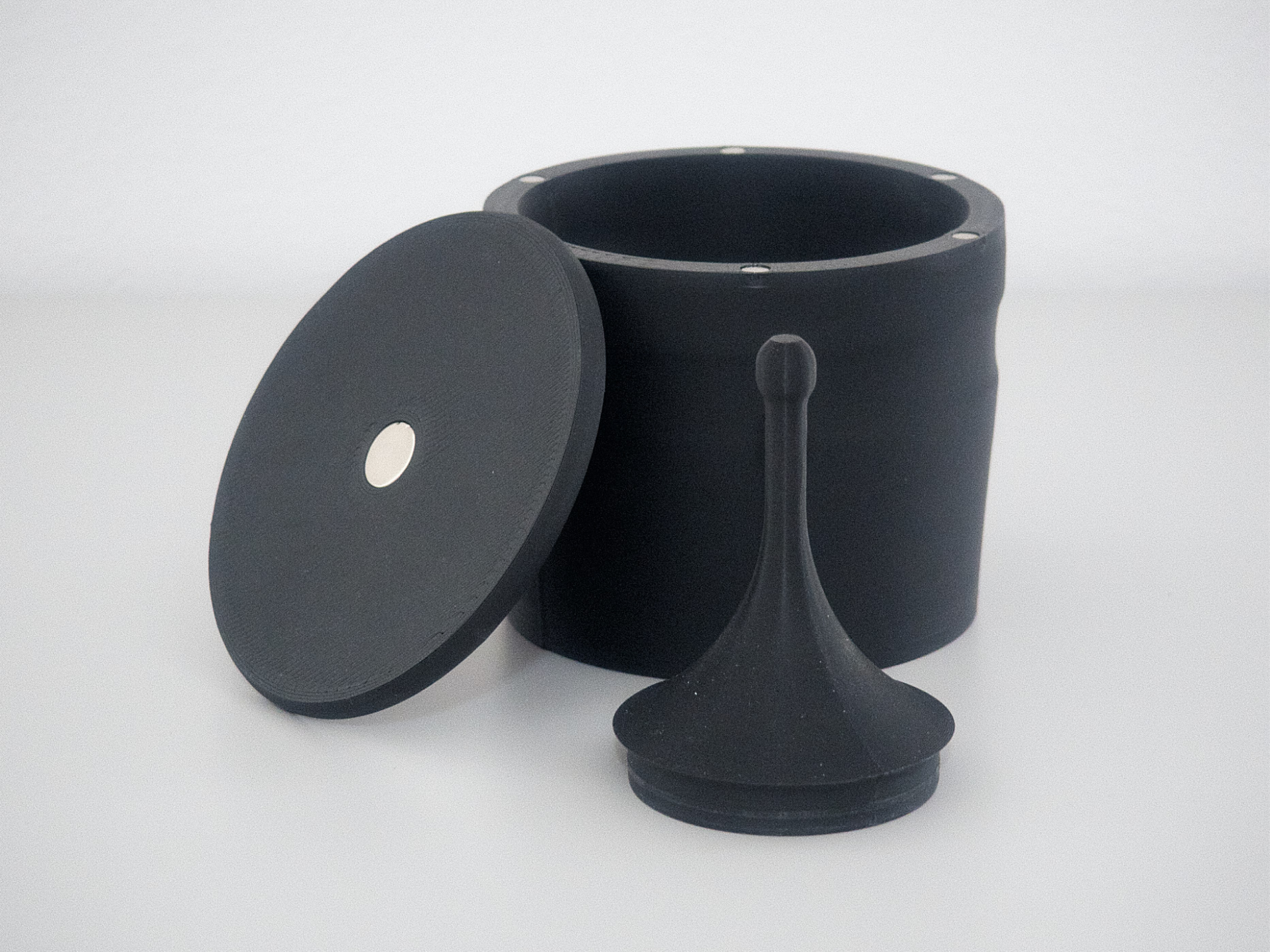 Magnetic Ground Shaker & Dosing Cup – Customizable