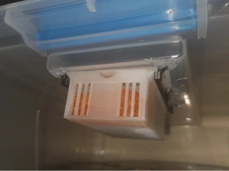 Plastic bin silica drying drawer